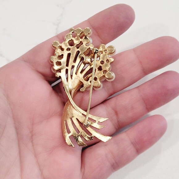 Crown Trifari Faux Pearl Rhinestone Swirl Brooch Gold Tone Cluster Bouquet MCM - Picture 2 of 16